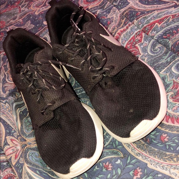 Nike Roshes - Picture 2 of 3